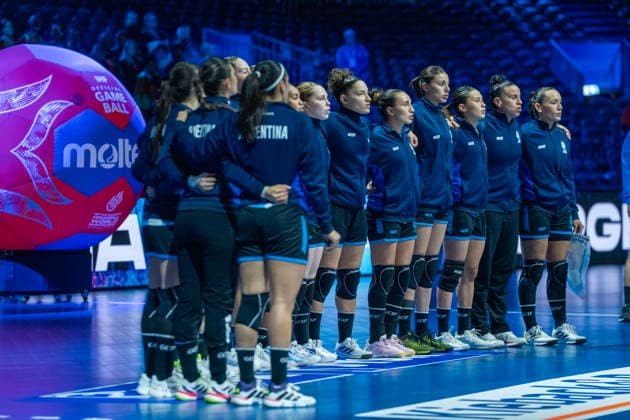 2025-12-04 Poland vs Argentina ROTTERDAM, NETHERLANDS - DECEMBER 4: team Argentina during the IHF Worldchampionship 2025 match for women, between Poland and Argentina at Ahoy on December 4, 2025 in Rotterdam, Netherlands. Rotterdam Ahoy Netherlands Content not available for redistribution in The Netherlands directly or indirectly through any third parties. Copyright: xHenkxSeppenx