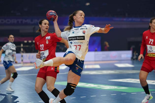 GER, Dortmund, 27th Wommens World Championship 2025, Main Round, Group II 2 Round Round Serbia Serbia SRB vs Faroe Islands FRO 04 12 2025, Westfalenhalle, Dortmund, GER, Dortmund, 27th Wommens World Championship 2025, Main Round, Group II 2 Round Round Serbia Serbia SRB vs Faroe Islands FRO , in the picture Jana MITTÃöN FRO 77 , in a duel against Jovana JovoviÄ‡ SRB 22 , nordphotoxGmbHx xMeuter nph00351