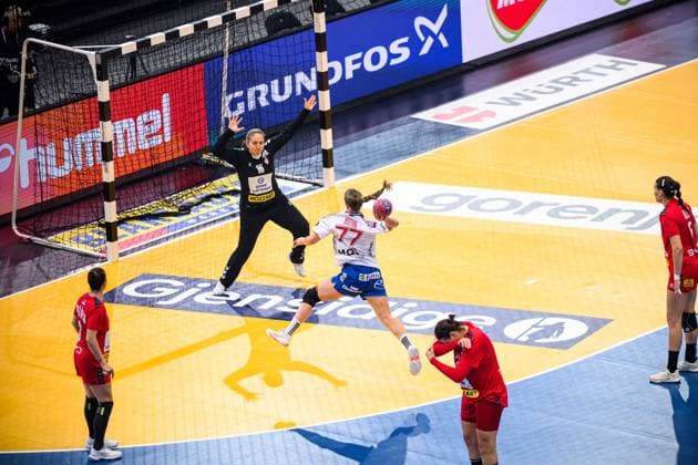 DORTMUND, GERMANY - 4 DECEMBER, 2025: Jana Mittun, Jovana Risovic - Women s Handball World Championship, WM, Weltmeisterschaft 2025 Serbia vs Faroe Islands at Westfallenhalle.  Copyright: xVitaliixKliuievx