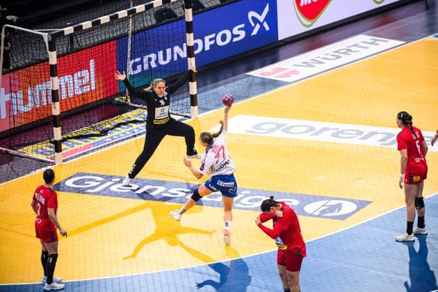 DORTMUND, GERMANY - 4 DECEMBER, 2025: Jana Mittun, Jovana Risovic - Women s Handball World Championship, WM, Weltmeisterschaft 2025 Serbia vs Faroe Islands at Westfallenhalle.  Copyright: xVitaliixKliuievx