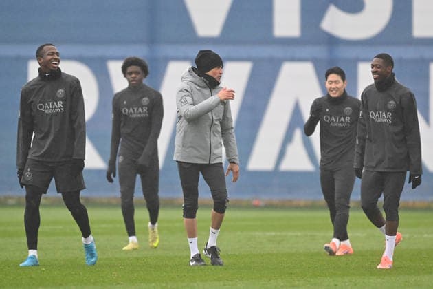 Paris Saint-Germain media day at the PSG Campus POISSY, FRANCE - DECEMBER 04: Head coach of PSG Luis Enrique (C), Ousmane Dembele (R) and Willian Pacho (L) smile during a training session on media day at the PSG Campus in Poissy, west of Paris, France on December 04, 2025. Mustafa Yalcin Anadolu Poissy France. Editorial use only. Please get in touch for any other usage.  Copyright: x2025xAnadoluxMustafaxYalcinx