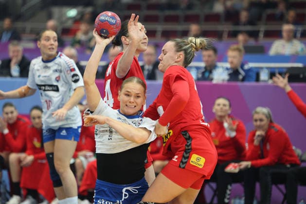 GER, Dortmund, 27th WommenÂ s World Championship 2025, Main Round Main Round, Group Group II 2 Round Round Serbia Serbia SRB vs Faroe Islands Faroe Islands FRO 04 12 2025, Westfalenhalle, Dortmund, GER, Dortmund, 27th WommenÂ s World Championship 2025, Main Round Main Round, Group Group II 2 Round Round Serbia Serbia SRB vs Faroe Islands Faroe Islands FRO , in the picture Suna HANSEN FRO 10 , in a duel against AnÄela JanjuÅ¡eviÄ‡ SRB 15 , Jovana SkrobiÄ‡ SRB 24 , nordphotoxGmbHx xMeuter nph00351