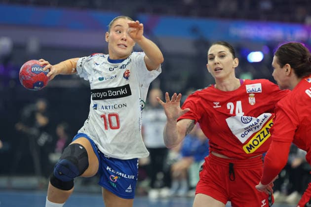 GER, Dortmund, 27th Wommens World Championship 2025, Main Round, Group II 2 Round Round Serbia Serbia SRB vs Faroe Islands FRO 04 12 2025, Westfalenhalle, Dortmund, GER, Dortmund, 27th Wommens World Championship 2025, Main Round, Group II 2 Round Round Serbia Serbia SRB vs Faroe Islands FRO , in the picture Suna HANSEN FRO 10 , in a duel against Jovana SkrobiÄ‡ SRB 24 , nordphotoxGmbHx xMeuter nph00351