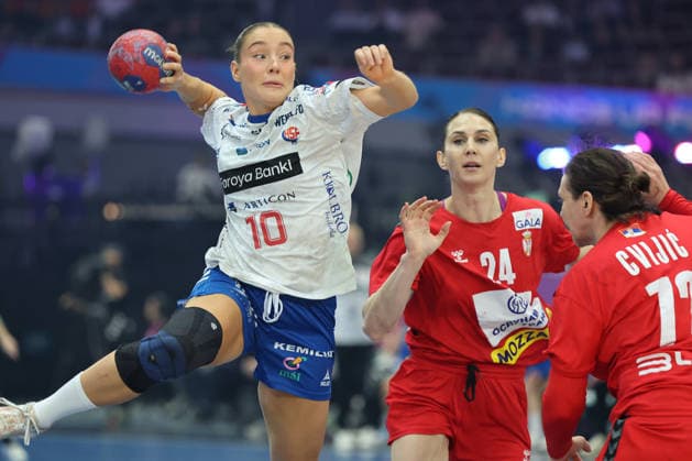 GER, Dortmund, 27th Wommens World Championship 2025, Main Round, Group II 2 Round Round Serbia Serbia SRB vs Faroe Islands FRO 04 12 2025, Westfalenhalle, Dortmund, GER, Dortmund, 27th Wommens World Championship 2025, Main Round, Group II 2 Round Round Serbia Serbia SRB vs Faroe Islands FRO , in the picture Suna HANSEN FRO 10 , in a duel against Jovana SkrobiÄ‡ SRB 24 , nordphotoxGmbHx xMeuter nph00351