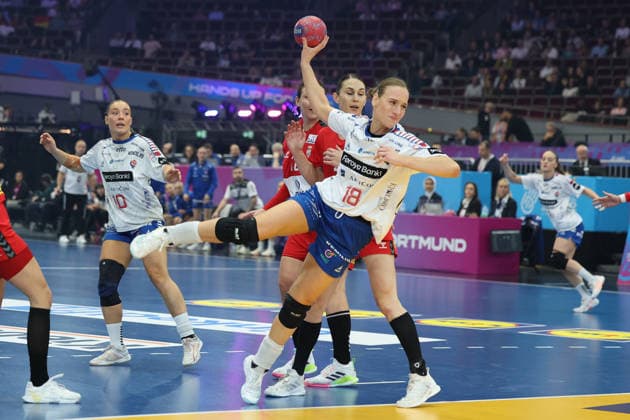 GER, Dortmund, 27th Wommens World Championship 2025, Main Round, Group II 2 Round Round Serbia Serbia SRB vs Faroe Islands FRO 04 12 2025, Westfalenhalle, Dortmund, GER, Dortmund, 27th Wommens World Championship 2025, Main Round, Group II 2 Round Round Serbia Serbia SRB vs Faroe Islands FRO , pictured Pernille BRANDENBORG FRO 18 , with a throw on goal nordphotoxGmbHx xMeuter nph00351