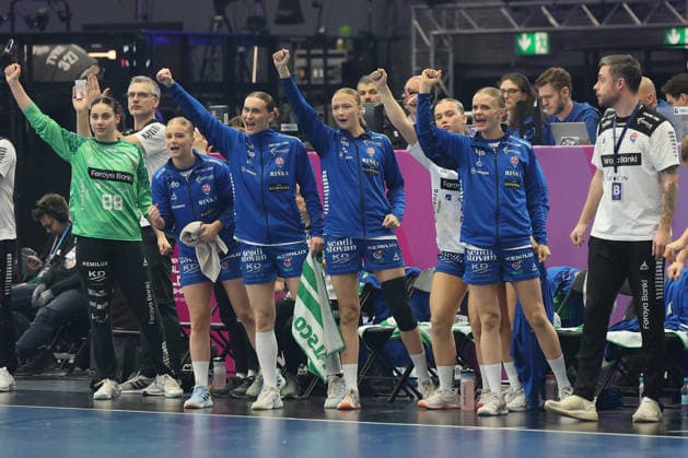 GER, Dortmund, 27th Wommens World Championship 2025, Main Round, Group II 2 Round Round Serbia Serbia SRB vs Faroe Islands Faroe Islands FRO 04 12 2025, Westfalenhalle, Dortmund, GER, Dortmund, 27th Wommens World Championship 2025, Main Round, Group II 2 Round Round Serbia Serbia SRB vs Faroe Islands Faroe Islands FRO , in the picture the Faroese bench is happy about a goal nordphotoxGmbHx xMeuter nph00351