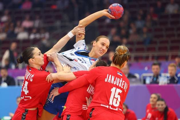 Pernille Brandenborg (Färöer-Inseln) im Zweikampf mit Jovana Skrobic (Serbien) Färöer-Inseln vs Serbien, Handball, Frauen-Weltmeisterschaft, 04.12.2025 Färöer-Inseln vs Serbien, Handball, Frauen-Weltmeisterschaft, 04.12.2025 Dortmund Copyright: xEibner-Pressefotox EP_RWS
