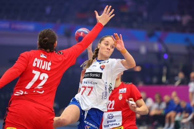 Torwurf von Jana Mittun (Färöer-Inseln) Färöer-Inseln vs Serbien, Handball, Frauen-Weltmeisterschaft, 04.12.2025 Färöer-Inseln vs Serbien, Handball, Frauen-Weltmeisterschaft, 04.12.2025 Dortmund Copyright: xEibner-Pressefotox EP_RWS