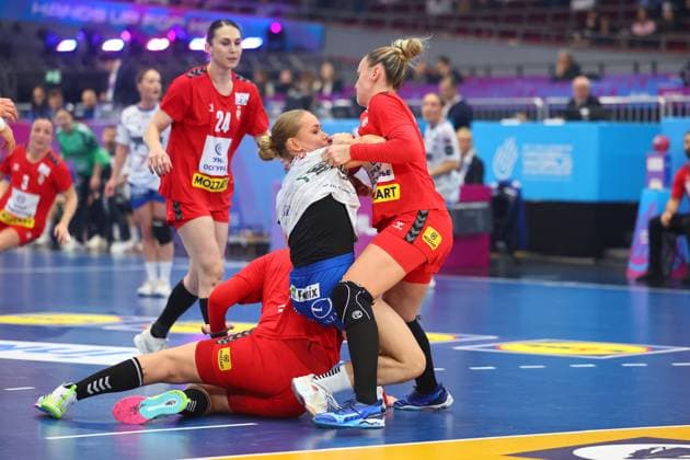 Bjarta Johansen (Färöer-Inseln) im Zweikampf mit Andela Janjusevic (Serbien) Färöer-Inseln vs Serbien, Handball, Frauen-Weltmeisterschaft, 04.12.2025 Färöer-Inseln vs Serbien, Handball, Frauen-Weltmeisterschaft, 04.12.2025 Dortmund Copyright: xEibner-Pressefotox EP_RWS