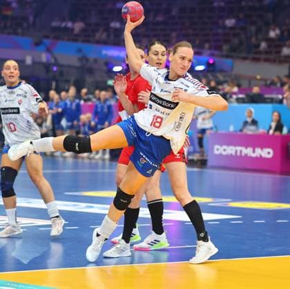 Torwurf von Pernille Brandenborg (Färöer-Inseln) Färöer-Inseln vs Serbien, Handball, Frauen-Weltmeisterschaft, 04.12.2025 Färöer-Inseln vs Serbien, Handball, Frauen-Weltmeisterschaft, 04.12.2025 Dortmund Copyright: xEibner-Pressefotox EP_RWS