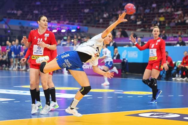 Torwurf von Pernille Brandenborg (Färöer-Inseln) Färöer-Inseln vs Serbien, Handball, Frauen-Weltmeisterschaft, 04.12.2025 Färöer-Inseln vs Serbien, Handball, Frauen-Weltmeisterschaft, 04.12.2025 Dortmund Copyright: xEibner-Pressefotox EP_RWS