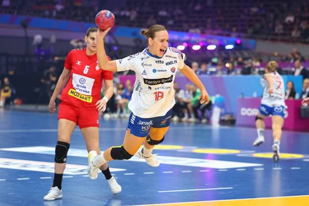 Torwurf von Pernille Brandenborg (Färöer-Inseln) Färöer-Inseln vs Serbien, Handball, Frauen-Weltmeisterschaft, 04.12.2025 Färöer-Inseln vs Serbien, Handball, Frauen-Weltmeisterschaft, 04.12.2025 Dortmund Copyright: xEibner-Pressefotox EP_RWS