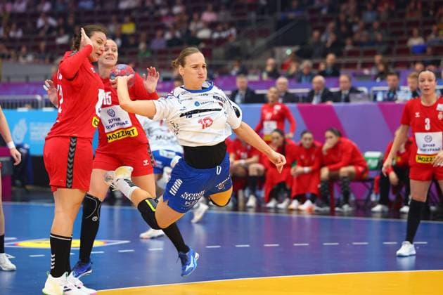 Torwurf von Pernille Brandenborg (Färöer-Inseln) Färöer-Inseln vs Serbien, Handball, Frauen-Weltmeisterschaft, 04.12.2025 Färöer-Inseln vs Serbien, Handball, Frauen-Weltmeisterschaft, 04.12.2025 Dortmund Copyright: xEibner-Pressefotox EP_RWS