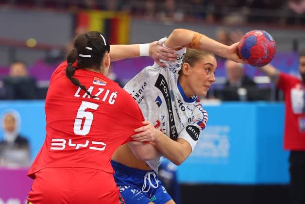 Suna Hansen (Färöer-Inseln) im Zweikampf mit Emilija Lazic (Serbien) Färöer-Inseln vs Serbien, Handball, Frauen-Weltmeisterschaft, 04.12.2025 Färöer-Inseln vs Serbien, Handball, Frauen-Weltmeisterschaft, 04.12.2025 Dortmund Copyright: xEibner-Pressefotox EP_RWS