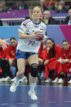 GER, Dortmund, 27th Wommens World Championship 2025, Main Round, Group II 2 Round Round Serbia Serbia SRB vs Faroe Islands FRO 04 12 2025, Westfalenhalle, Dortmund, GER, Dortmund, 27th Wommens World Championship 2025, Main Round, Group II 2 Round Round Serbia Serbia SRB vs Faroe Islands FRO , in the picture Jana MITTÃöN FRO 77 , single action, full body whole body, ball in hand nordphotoxGmbHx xMeuter nph00351