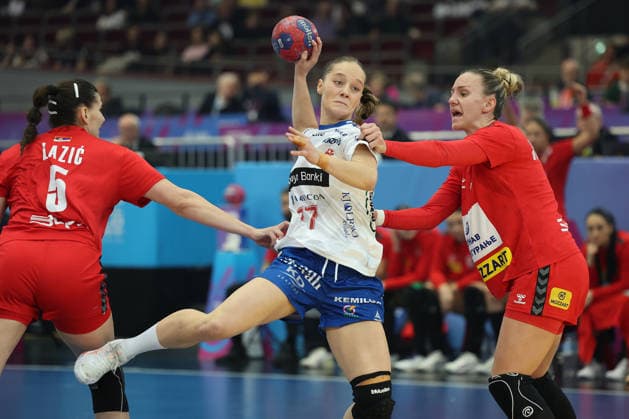 GER, Dortmund, 27th WommenÂ s World Championship 2025, Main Round Main Round, Group Group II 2 Round Round Serbia Serbia SRB vs Faroe Islands Faroe Islands FRO 04 12 2025, Westfalenhalle, Dortmund, GER, Dortmund, 27th WommenÂ s World Championship 2025, Main Round Main Round, Group Group II 2 Round Round Serbia Serbia SRB vs Faroe Islands Faroe Islands FRO , in the picture Jana MITTÃöN FRO 77 , in a duel against AnÄela JanjuÅ¡eviÄ‡ SRB 15 , Emilija LaziÄ‡ SRB 5 , nordphotoxGmbHx xMeuter nph00351