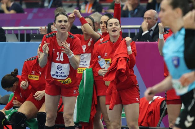 GER, Dortmund, 27th Wommens World Championship 2025, Main Round, Group II 2 Round Round Serbia Serbia SRB vs Faroe Islands Faroe Islands FRO 04 12 2025, Westfalenhalle, Dortmund, GER, Dortmund, 27th Wommens World Championship 2025, Main Round, Group II 2 Round Round Serbia Serbia SRB vs Faroe Islands Faroe Islands FRO , in the picture the Serbian bench is happy nordphotoxGmbHx xMeuter nph00351