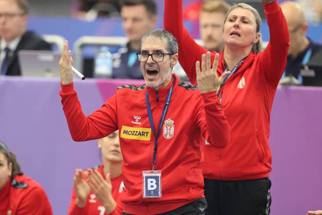 GER, Dortmund, 27th Wommens World Championship 2025, Main Round, Group II 2 Round Round Serbia Serbia SRB vs Faroe Islands FRO 04 12 2025, Westfalenhalle, Dortmund, GER, Dortmund, 27th Wommens World Championship 2025, Main Round, Group II 2 Round Round Serbia Serbia SRB vs Faroe Islands FRO , in the picture Jose Ignacio Prades Pons Coach SRB , is very angry nordphotoxGmbHx xMeuter nph00351