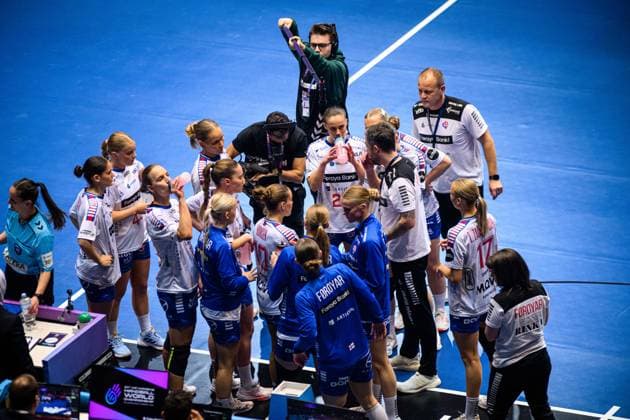 DORTMUND, GERMANY - 4 DECEMBER, 2025: Time out - Women s Handball World Championship, WM, Weltmeisterschaft 2025 Serbia vs Faroe Islands at Westfallenhalle.  Copyright: xVitaliixKliuievx
