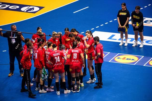 DORTMUND, GERMANY - 4 DECEMBER, 2025: Time out - Women s Handball World Championship, WM, Weltmeisterschaft 2025 Serbia vs Faroe Islands at Westfallenhalle.  Copyright: xVitaliixKliuievx
