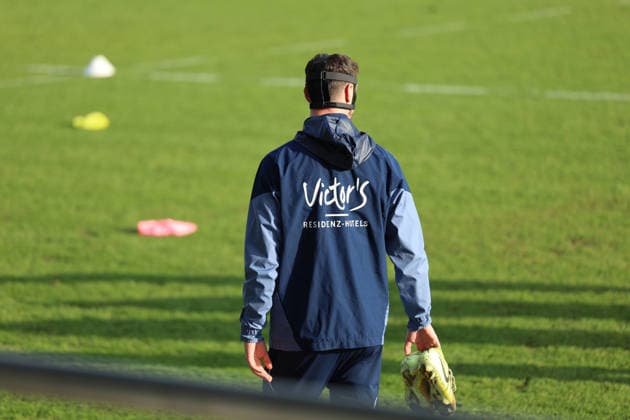 04 12 2025, xrekx, Fußball 3 Liga, 1 FC Saarbruecken Training v l Sven Sonnenberg 1 FC Saarbruecken at the first training after his injury, Mask, Cut, Augenhoehlenbruch DFL DFB REGULATIONS PROHIBIT ANY USE OF PHOTOGRAPHS as IMAGE SEQUENCES and or QUASI VIDEO Saarbruecken