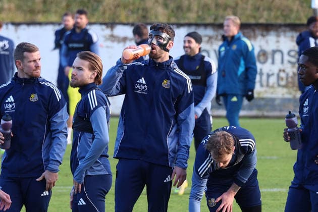 04 12 2025, xrekx, Fußball 3 Liga, 1 FC Saarbruecken Training v l Sven Sonnenberg 1 FC Saarbruecken at the first training after his injury, Mask, Cut, Augenhoehlenbruch DFL DFB REGULATIONS PROHIBIT ANY USE OF PHOTOGRAPHS as IMAGE SEQUENCES and or QUASI VIDEO Saarbruecken