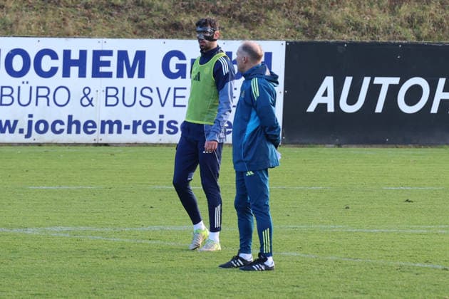 04 12 2025, xrekx, Fußball 3 Liga, 1 FC Saarbruecken Training v l Sven Sonnenberg 1 FC Saarbruecken at the first training after his injury, Mask, Cut, Augenhoehlenbruch Jürgen Juergen Luginger Interim coach 1 FC Saarbruecken DFL DFB REGULATIONS PROHIBIT ANY USE OF PHOTOGRAPHS as IMAGE SEQUENCES and or QUASI VIDEO Saarbruecken