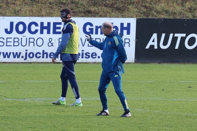 04 12 2025, xrekx, Fußball 3 Liga, 1 FC Saarbruecken Training v l Sven Sonnenberg 1 FC Saarbruecken at the first training after his injury, Mask, Cut, Augenhoehlenbruch Jürgen Juergen Luginger Interim coach 1 FC Saarbruecken DFL DFB REGULATIONS PROHIBIT ANY USE OF PHOTOGRAPHS as IMAGE SEQUENCES and or QUASI VIDEO Saarbruecken