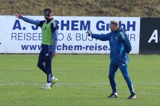 04 12 2025, xrekx, Fußball 3 Liga, 1 FC Saarbruecken Training v l Sven Sonnenberg 1 FC Saarbruecken at the first training after his injury, Mask, Cut, Augenhoehlenbruch Jürgen Juergen Luginger Interim coach 1 FC Saarbruecken DFL DFB REGULATIONS PROHIBIT ANY USE OF PHOTOGRAPHS as IMAGE SEQUENCES and or QUASI VIDEO Saarbruecken