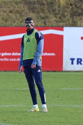 04 12 2025, xrekx, Fußball 3 Liga, 1 FC Saarbruecken Training v l Sven Sonnenberg 1 FC Saarbruecken at the first training after his injury, Mask, Cut, Augenhoehlenbruch DFL DFB REGULATIONS PROHIBIT ANY USE OF PHOTOGRAPHS as IMAGE SEQUENCES and or QUASI VIDEO Saarbruecken