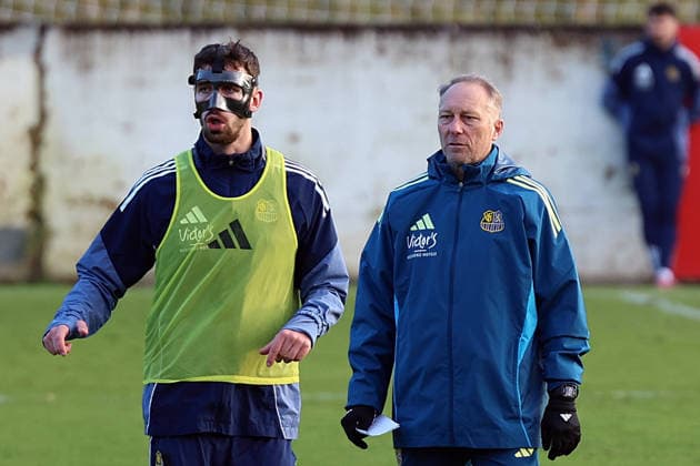 04 12 2025, xrekx, Fußball 3 Liga, 1 FC Saarbruecken Training v l Sven Sonnenberg 1 FC Saarbruecken at the first training after his injury, Mask, Cut, Augenhoehlenbruch Jürgen Juergen Luginger Interim coach 1 FC Saarbruecken DFL DFB REGULATIONS PROHIBIT ANY USE OF PHOTOGRAPHS as IMAGE SEQUENCES and or QUASI VIDEO Saarbruecken