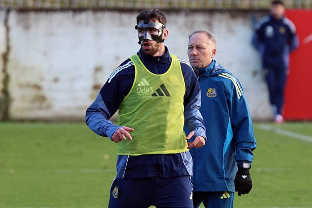 04 12 2025, xrekx, Fußball 3 Liga, 1 FC Saarbruecken Training v l Sven Sonnenberg 1 FC Saarbruecken at the first training after his injury, Mask, Cut, Augenhoehlenbruch Jürgen Juergen Luginger Interim coach 1 FC Saarbruecken DFL DFB REGULATIONS PROHIBIT ANY USE OF PHOTOGRAPHS as IMAGE SEQUENCES and or QUASI VIDEO Saarbruecken