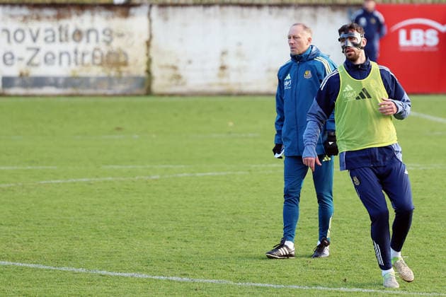 04 12 2025, xrekx, Fußball 3 Liga, 1 FC Saarbruecken Training v l Jürgen Juergen Luginger Interimstrainer 1 FC Saarbruecken Sven Sonnenberg 1 FC Saarbruecken at the first training after his injury, Mask, Cut, Augenhoehlenbruch DFL DFB REGULATIONS PROHIBIT ANY USE OF PHOTOGRAPHS as IMAGE SEQUENCES and or QUASI VIDEO Saarbruecken