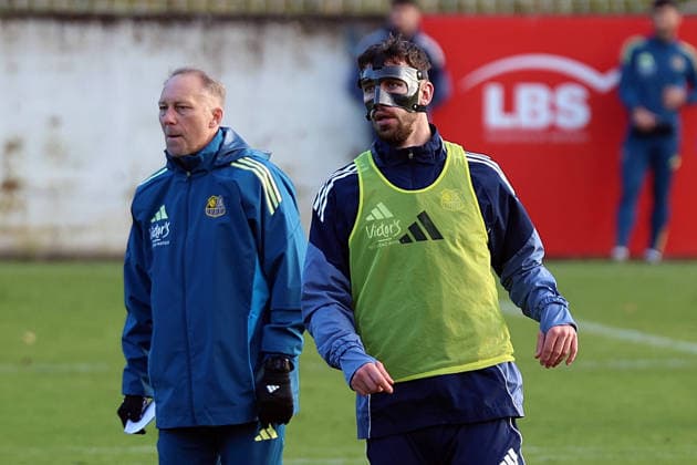 04 12 2025, xrekx, Fußball 3 Liga, 1 FC Saarbruecken Training v l Jürgen Juergen Luginger Interimstrainer 1 FC Saarbruecken Sven Sonnenberg 1 FC Saarbruecken at the first training after his injury, Mask, Cut, Augenhoehlenbruch DFL DFB REGULATIONS PROHIBIT ANY USE OF PHOTOGRAPHS as IMAGE SEQUENCES and or QUASI VIDEO Saarbruecken