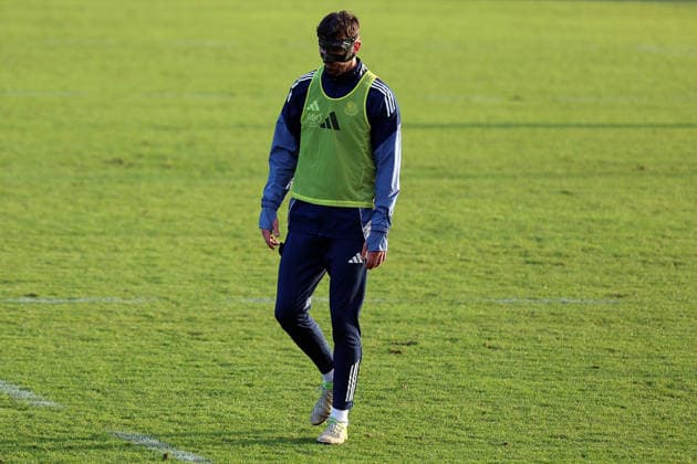 04 12 2025, xrekx, Fußball 3 Liga, 1 FC Saarbruecken Training v l Sven Sonnenberg 1 FC Saarbruecken at the first training after his injury, Mask, Cut, Augenhoehlenbruch DFL DFB REGULATIONS PROHIBIT ANY USE OF PHOTOGRAPHS as IMAGE SEQUENCES and or QUASI VIDEO Saarbruecken