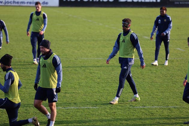 04 12 2025, xrekx, Fußball 3 Liga, 1 FC Saarbruecken Training v l Sven Sonnenberg 1 FC Saarbruecken at the first training after his injury, Mask, Cut, Augenhoehlenbruch DFL DFB REGULATIONS PROHIBIT ANY USE OF PHOTOGRAPHS as IMAGE SEQUENCES and or QUASI VIDEO Saarbruecken
