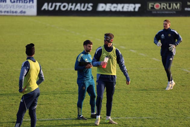 04 12 2025, xrekx, Fußball 3 Liga, 1 FC Saarbruecken Training v l Sven Sonnenberg 1 FC Saarbruecken at the first training after his injury, Mask, Cut, Augenhoehlenbruch DFL DFB REGULATIONS PROHIBIT ANY USE OF PHOTOGRAPHS as IMAGE SEQUENCES and or QUASI VIDEO Saarbruecken