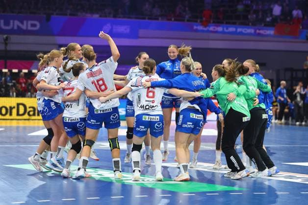 The Faroe Islands team celebrates the draw against Serbia Faroe Islands vs Serbia, Handball, Womens World Championship, 04 12 2025 Faroe Islands vs Serbia, Handball, Womens World Championship, 04 12 2025 Dortmund Copyright: xEibner-Pressefotox EP_RWS