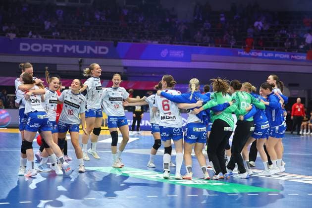 The Faroe Islands team celebrates the draw against Serbia Faroe Islands vs Serbia, Handball, Womens World Championship, 04 12 2025 Faroe Islands vs Serbia, Handball, Womens World Championship, 04 12 2025 Dortmund Copyright: xEibner-Pressefotox EP_RWS