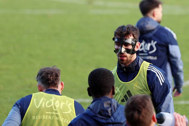 04 12 2025, xrekx, Fußball 3 Liga, 1 FC Saarbruecken Training v l Sven Sonnenberg 1 FC Saarbruecken at the first training after his injury, Mask, Cut, Augenhoehlenbruch DFL DFB REGULATIONS PROHIBIT ANY USE OF PHOTOGRAPHS as IMAGE SEQUENCES and or QUASI VIDEO Saarbruecken
