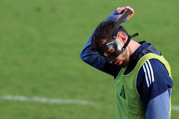 04 12 2025, xrekx, Fußball 3 Liga, 1 FC Saarbruecken Training v l Sven Sonnenberg 1 FC Saarbruecken at the first training after his injury, Mask, Cut, Augenhoehlenbruch DFL DFB REGULATIONS PROHIBIT ANY USE OF PHOTOGRAPHS as IMAGE SEQUENCES and or QUASI VIDEO Saarbruecken