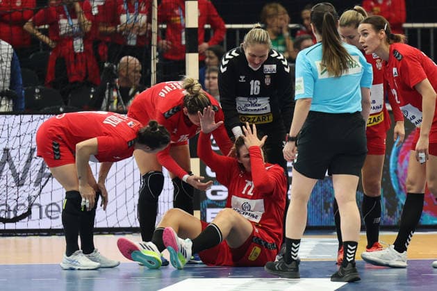 GER, Dortmund, 27th Wommens World Championship 2025, Main Round, Group II 2 Round Round Serbia Serbia SRB vs Faroe Islands FRO 04 12 2025, Westfalenhalle, Dortmund, GER, Dortmund, 27th Wommens World Championship 2025, Main Round, Group II 2 Round Round Serbia Serbia SRB vs Faroe Islands FRO , pictured Dragana Cvijić SRB 72 , is injured pain injury, nordphotoxGmbHx xMeuter nph00351