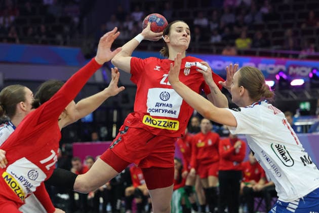 GER, Dortmund, 27th Wommens World Championship 2025, Main Round, Group II 2 Round Round Serbia Serbia SRB vs Faroe Islands FRO 04 12 2025, Westfalenhalle, Dortmund, GER, Dortmund, 27th Wommens World Championship 2025, Main Round, Group II 2 Round Round Serbia Serbia SRB vs Faroe Islands FRO , in the picture Jovana Jovović SRB 22 , in a duel against Suna HANSEN FRO 10 , nordphotoxGmbHx xMeuter nph00351