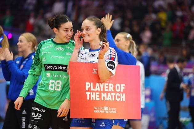 Jana Mittun Faroe Islands, right with the player of the match award, left Rakul Why Faroe Islands Faroe Islands vs Serbia, Handball, Womens World Championship, 04 12 2025 Faroe Islands vs Serbia, Handball, Womens World Championship, 04 12 2025 Dortmund Copyright: xEibner-Pressefotox EP_RWS