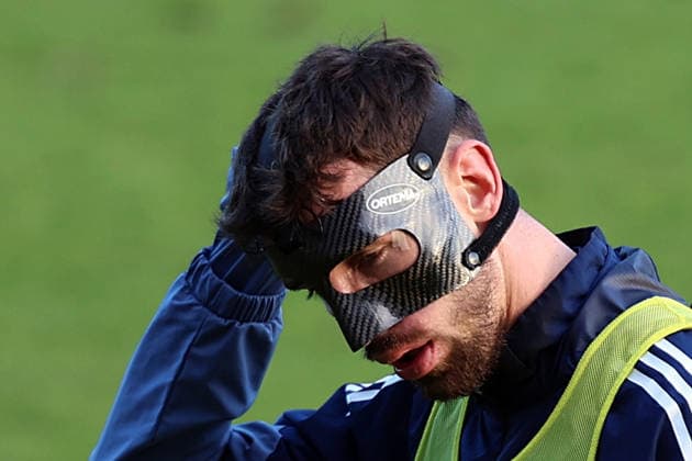 04 12 2025, xrekx, Fußball 3 Liga, 1 FC Saarbruecken Training v l Sven Sonnenberg 1 FC Saarbruecken at the first training after his injury, Mask, Cut, Augenhoehlenbruch DFL DFB REGULATIONS PROHIBIT ANY USE OF PHOTOGRAPHS as IMAGE SEQUENCES and or QUASI VIDEO Saarbruecken