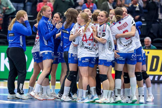 04 12 2025, Handball World Championship Women, Main Round, Faroe Islands Serbia, 27th IHF Women s Handball World Championship, Westfalenhalle Dortmund Cheers after the 31 31 draw at the Faroe Islands Women North Rhine-Westphalia Germany