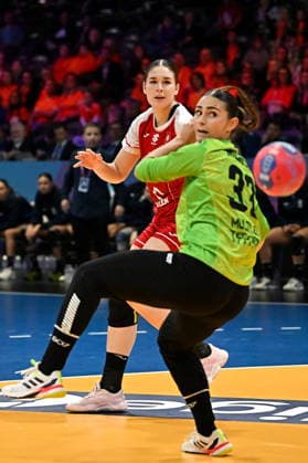 2025.12.04 Rotterdam pilka reczna kobiet Mistrzostwa Swiata Argentyna - Polska N z Nikola Glebocka Valentina Menucci Foto Lukasz Laskowski PressFocus 2025.12.04 Rotterdam IHF WomenÕs Handball World Championship, WM, Weltmeisterschaft Argentina v Poland Nikola Glebocka Valentina Menucci Credit: Lukasz Laskowski PressFocus NEWSPIX.PL --- newspix.pl 