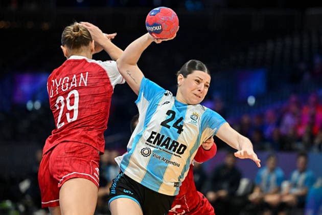 2025.12.04 Rotterdam pilka reczna kobiet Mistrzostwa Swiata Argentyna - Polska N z Carolina Bono Foto Lukasz Laskowski PressFocus 2025.12.04 Rotterdam IHF WomenÕs Handball World Championship, WM, Weltmeisterschaft Argentina v Poland Carolina Bono Credit: Lukasz Laskowski PressFocus NEWSPIX.PL --- newspix.pl 