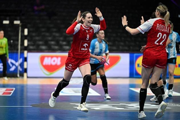 2025.12.04 Rotterdam pilka reczna kobiet Mistrzostwa Swiata Argentyna - Polska N z radosc emocje Monika Kobylinska Aleksandra Rosiak Foto Lukasz Laskowski PressFocus 2025.12.04 Rotterdam IHF WomenÕs Handball World Championship, WM, Weltmeisterschaft Argentina v Poland radosc emocje Monika Kobylinska Aleksandra Rosiak Credit: Lukasz Laskowski PressFocus NEWSPIX.PL --- newspix.pl 