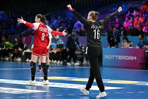2025.12.04 Rotterdam pilka reczna kobiet Mistrzostwa Swiata Argentyna - Polska N z radosc emocje Monika Kobylinska Adrianna Placzek Foto Lukasz Laskowski PressFocus 2025.12.04 Rotterdam IHF WomenÕs Handball World Championship, WM, Weltmeisterschaft Argentina v Poland radosc emocje Monika Kobylinska Adrianna Placzek Credit: Lukasz Laskowski PressFocus NEWSPIX.PL --- newspix.pl 